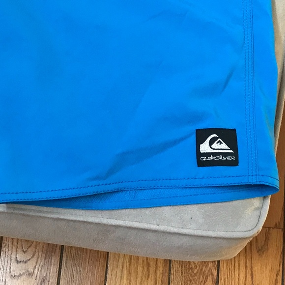 MENS QUICKSILVER BLUE BOARD SHORTS - SIZE 32 - Picture 6 of 9